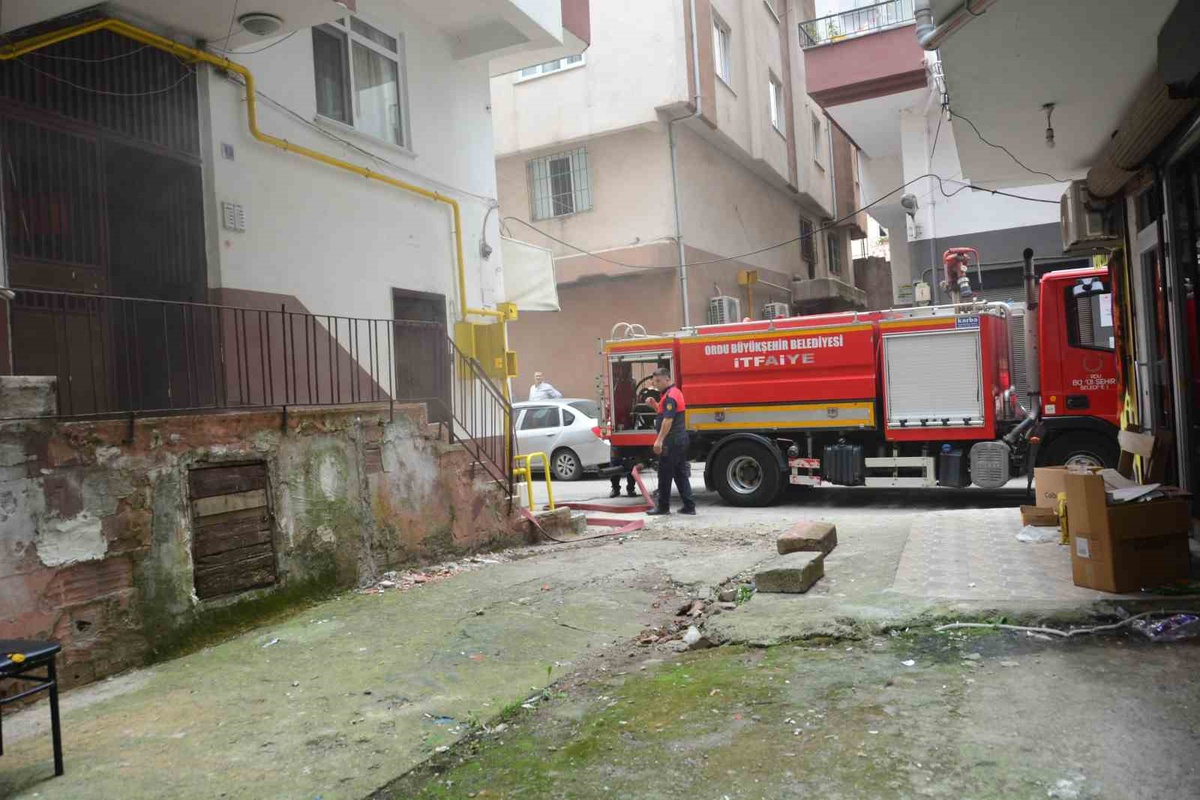 Ordu Ünye'de ocakta unutulan yemek yangına yol açtı, bir kişi dumandan etkilendi