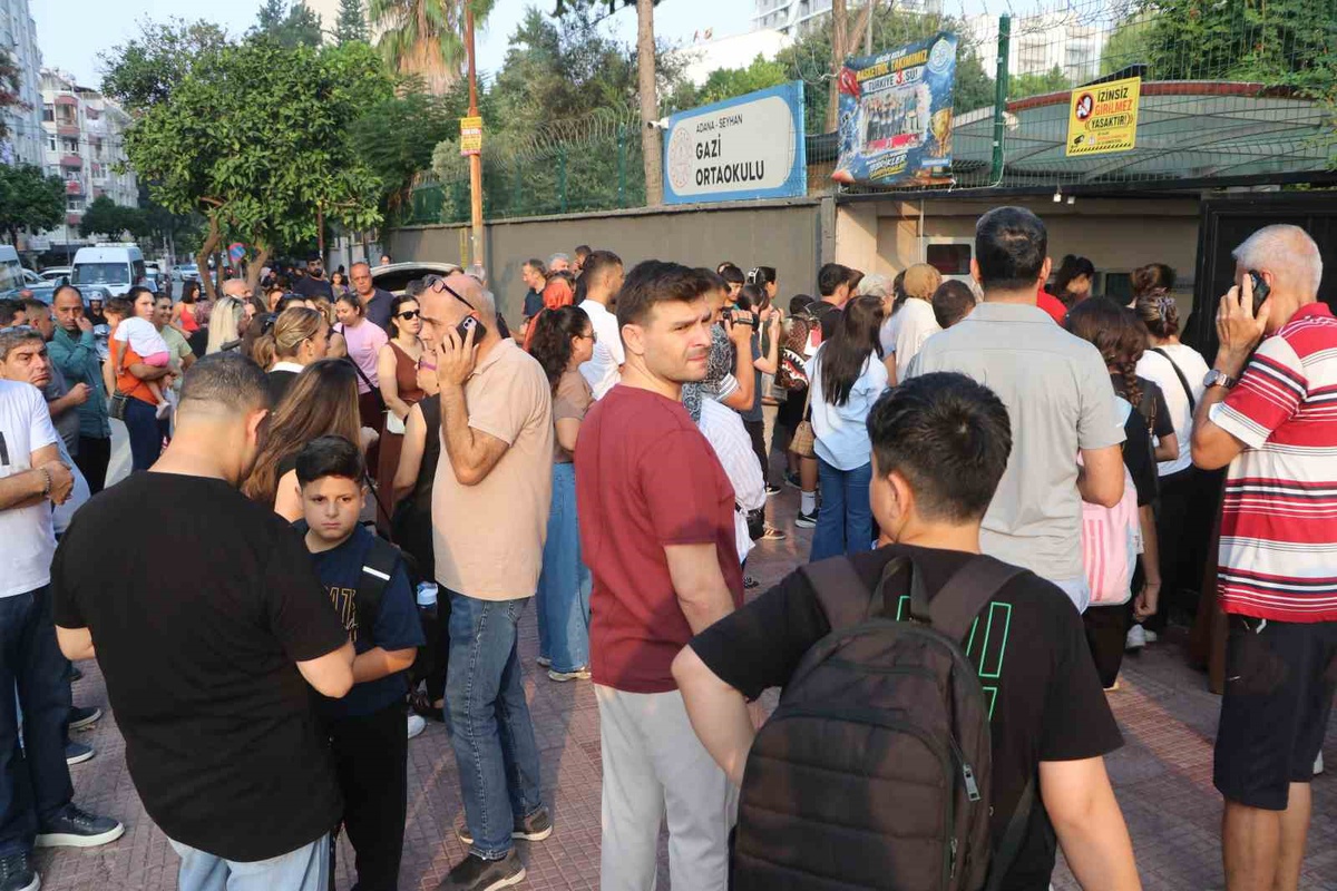 Adana\'da turnikeli okul girişi velilere anlık bildirim gönderiyor
