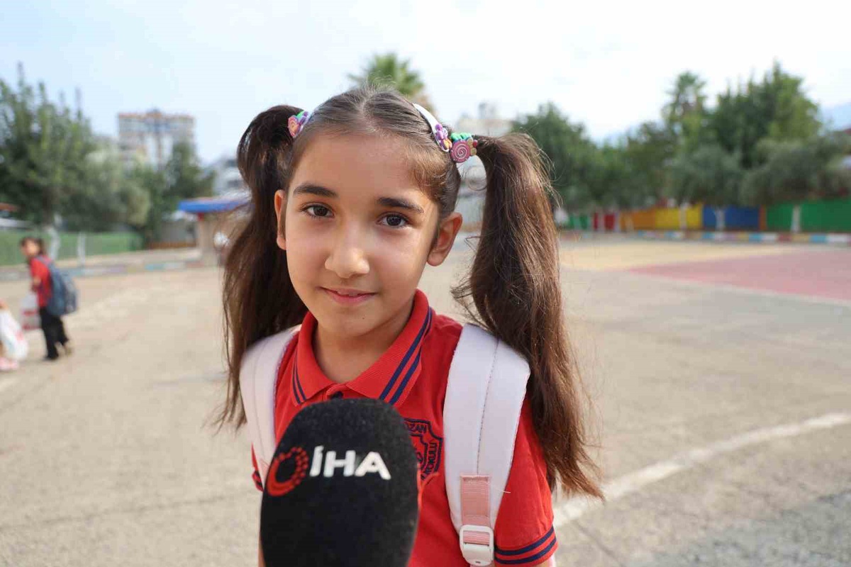 Kozan\'da ilkokula başlayan öğrenciler kırmızı halı ve davul zurnayla karşılandı