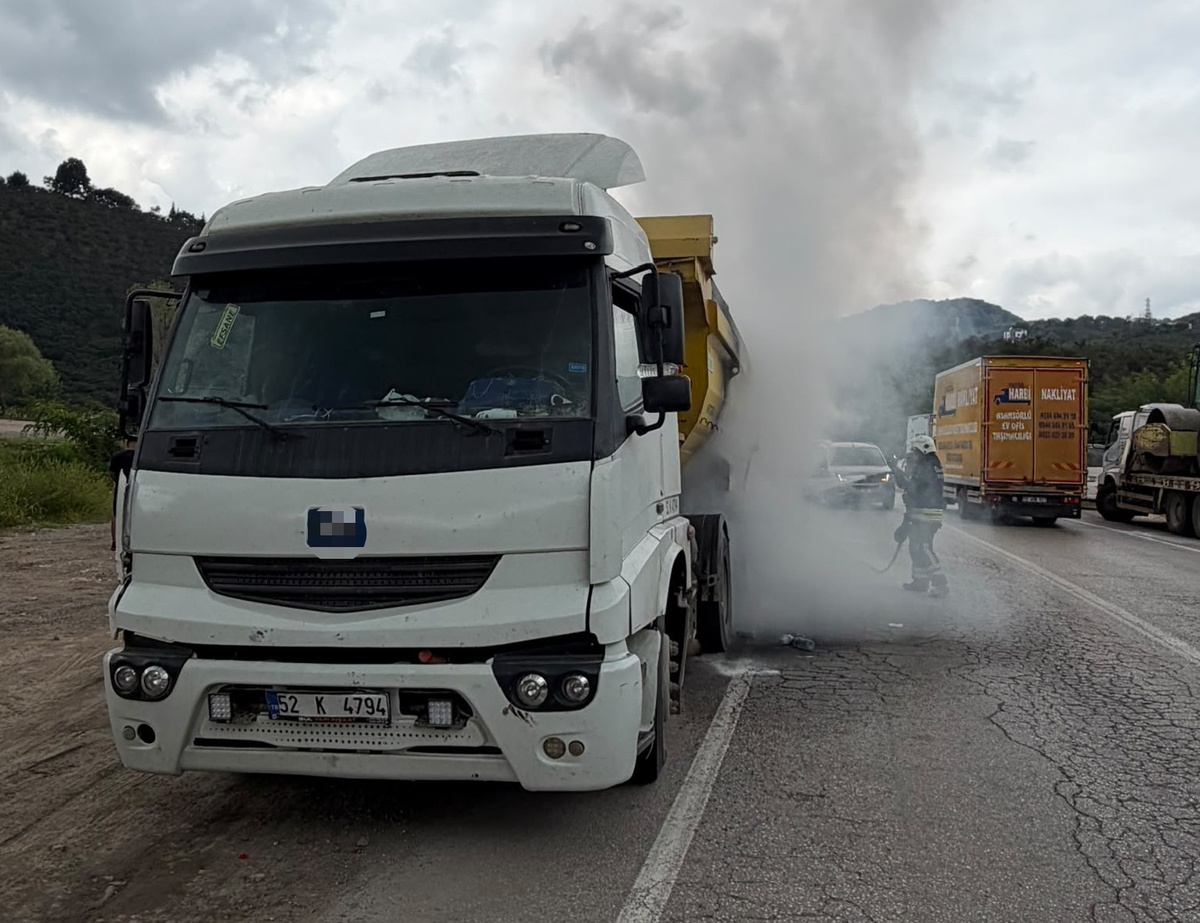 Ordu\'da seyir halindeki hafriyat kamyonunda çıkan yangın söndürüldü