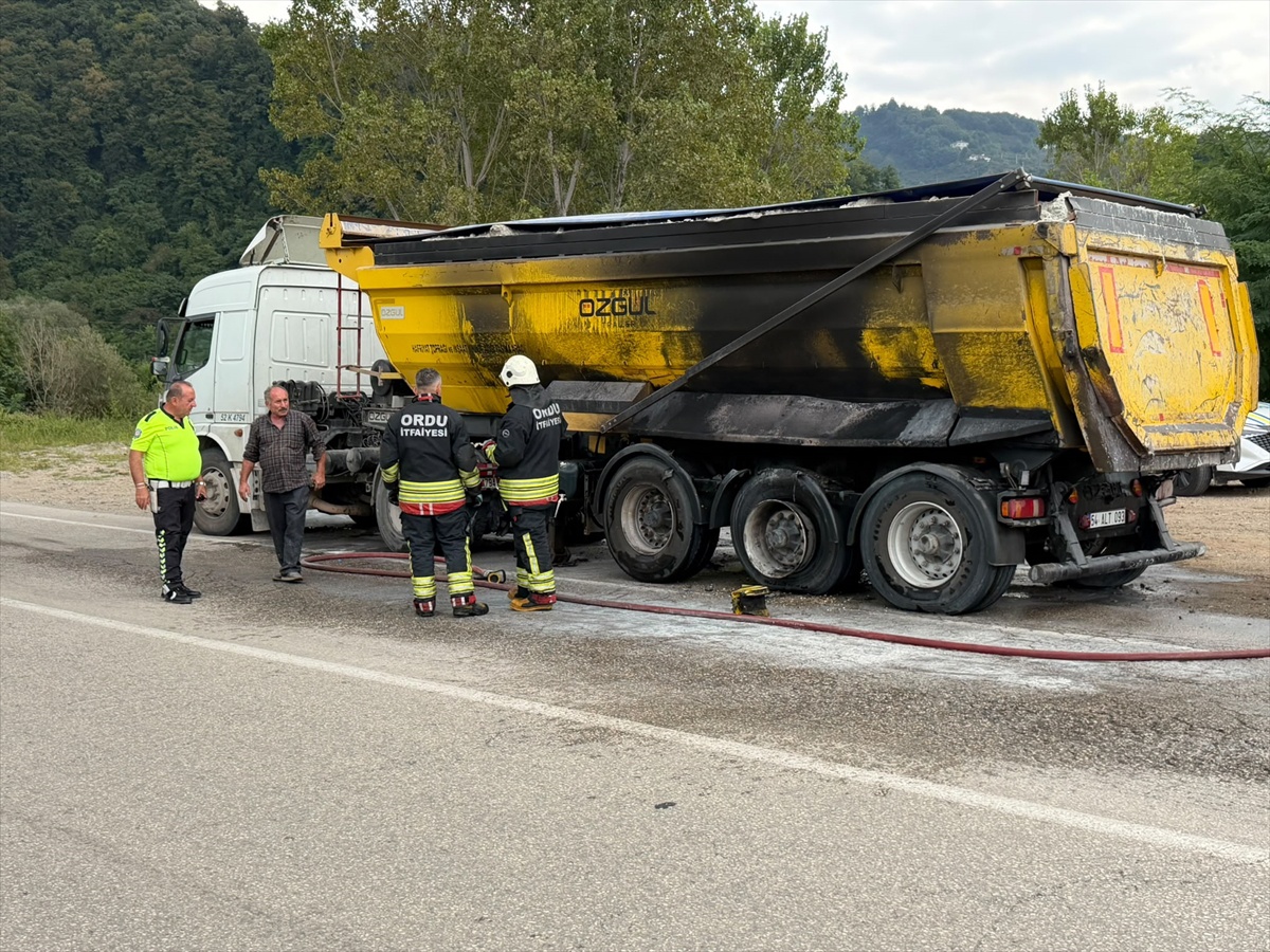 Ordu Fatsa'da hafriyat kamyonunda çıkan yangın kamyonu kullanılamaz hale getirdi