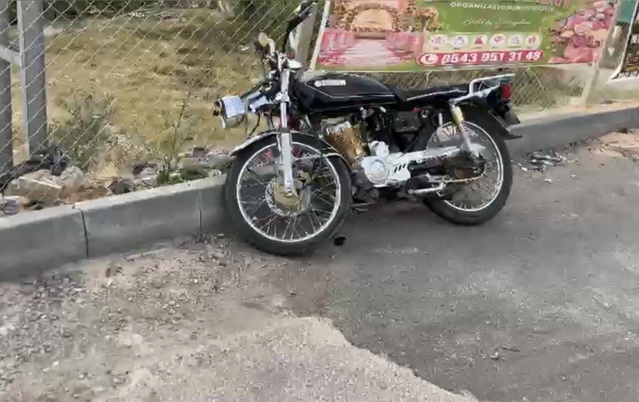 Osmaniye Bahçe'de motosiklet ile otomobil çarpıştı, sürücü yaralandı