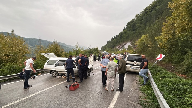 Kastamonu İnebolu'da otomobil ve hafif ticari araç çarpıştı, 7 kişi yaralandı