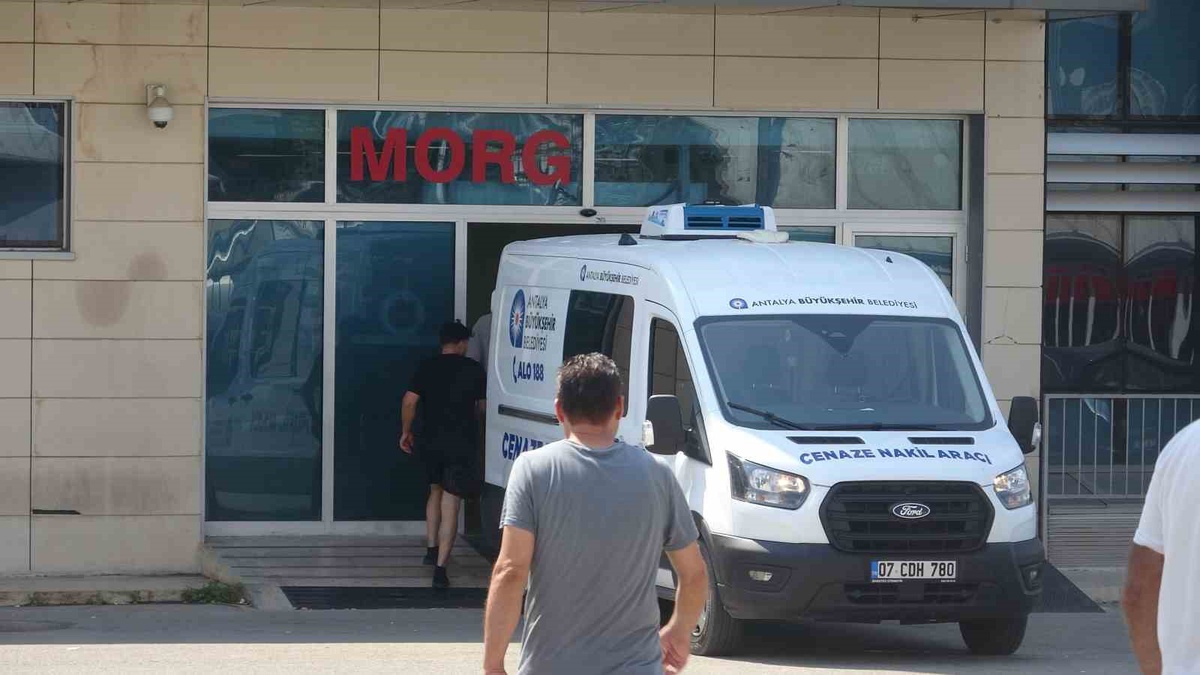 Finike'de otomobil ağaca çarptı, Hemşirenin kardeşi öldü