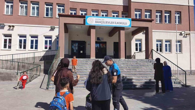 Erzincan'da polis, yeni eğitim yılında öğrenci velilerine güvenlik bilgilendirmesi yaptı