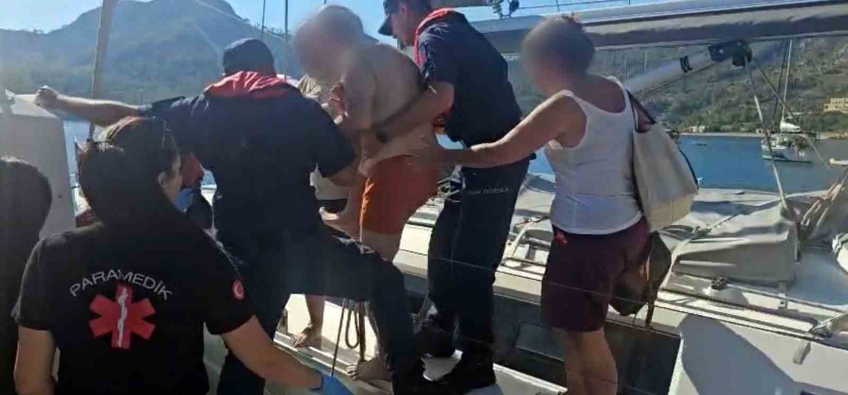 Sahil Güvenlik, Muğla açıklarında yaralanan ve rahatsızlanan iki kişiyi tahliye etti