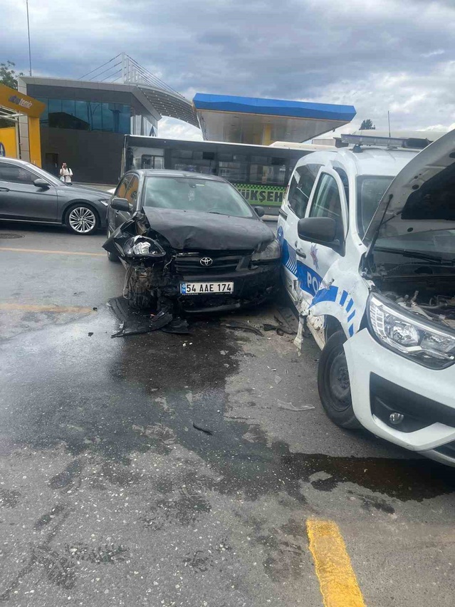 Sakarya Adapazarı'nda polis aracıyla otomobil çarpıştı, 2'si polis 5 kişi yaralandı