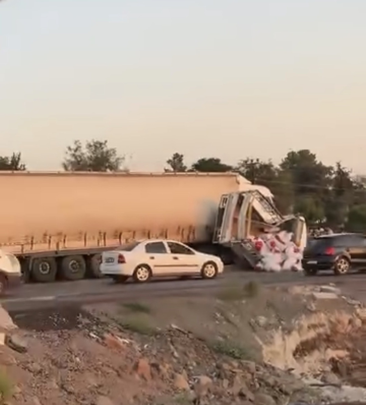 Şanlıurfa Siverek\'te tır ile biber yüklü kamyonet çarpıştı, 3 kişi yaralandı