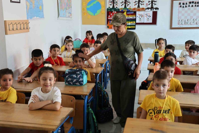 Şehit anne ve babası Türk bayrağıyla okulda