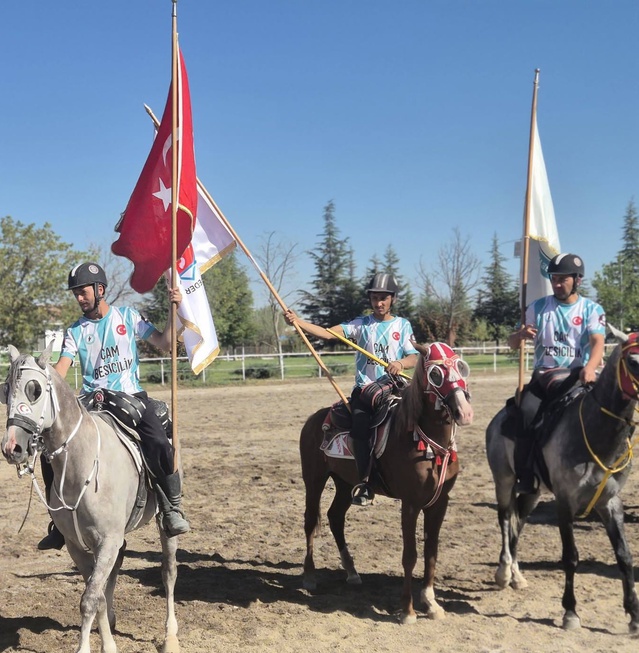 Selendi Beypınar cirit takımı 46,5-3,5'lik skorla grup birincisi oldu