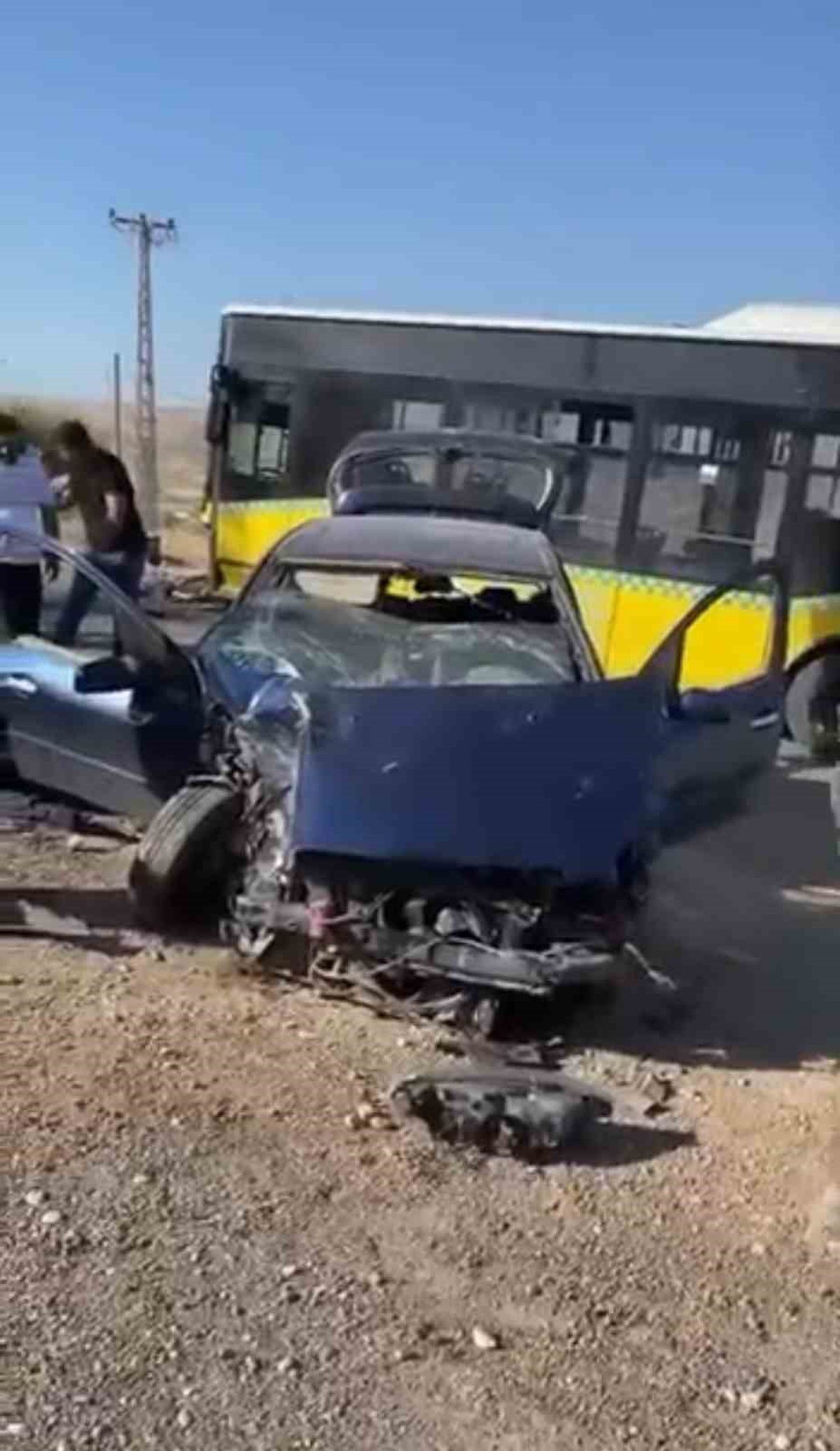 Siirt\'te belediye otobüsü ile otomobil çarpıştı, sürücü yaralandı