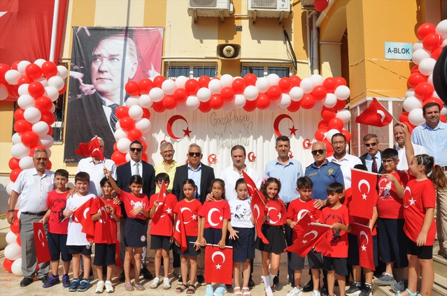 Silifke'de yeni eğitim yılı başladı, Kaymakam Fırat ilk ders zilini çaldı