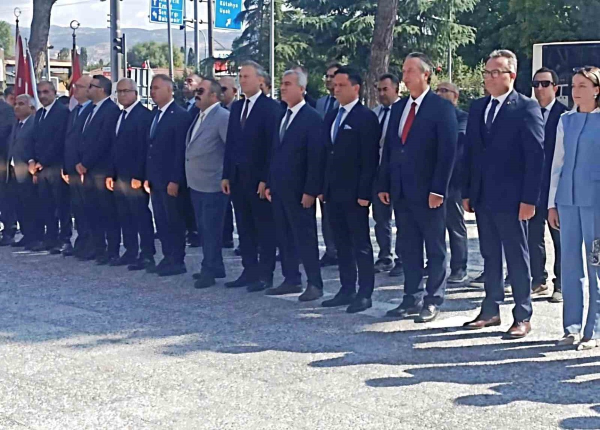 Simav\'da 2026-2027 eğitim yılı çelenk töreniyle başladı, ilk ders \'kardeşlik\'