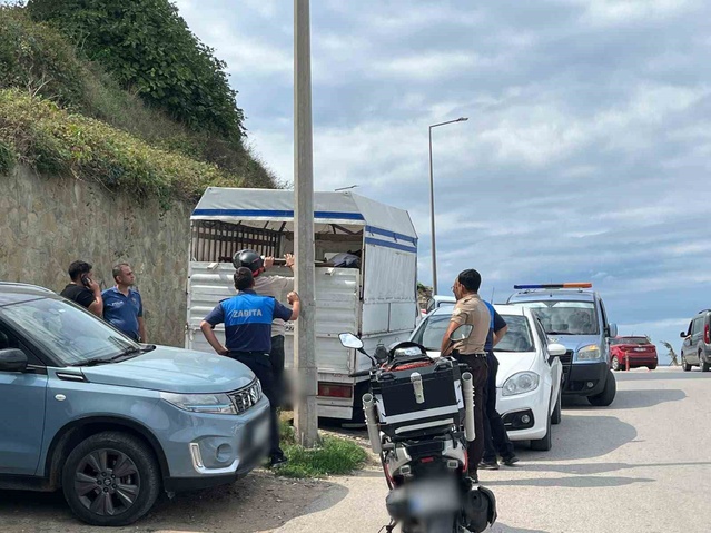 Sinop'ta belediye tabelasını izinsiz alan kişi polis merkezine götürüldü