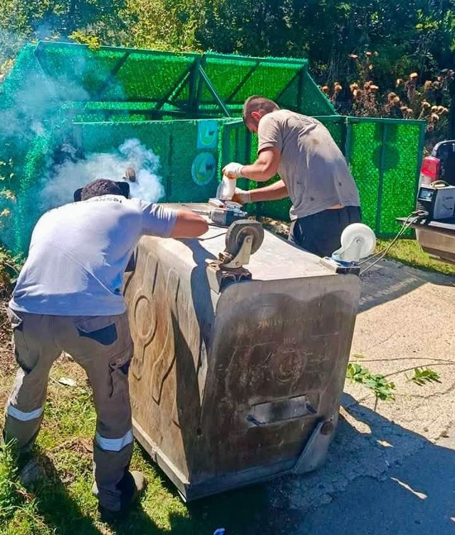 Sinop'ta hasarlı çöp konteynerleri yerinde onarılarak yeniden kullanıma kazandırılıyor