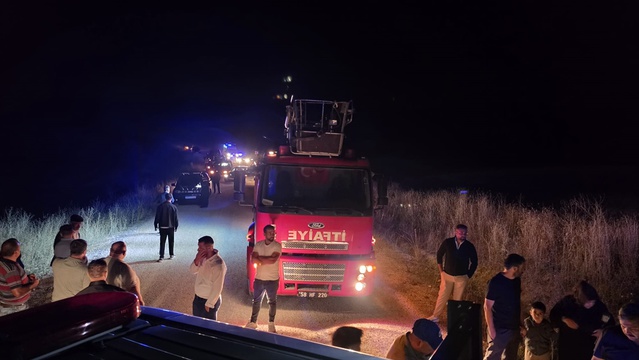 Sivas Şarkışla'da hafif ticari araç devrildi, araçta sıkışan 5 kişi yaralandı