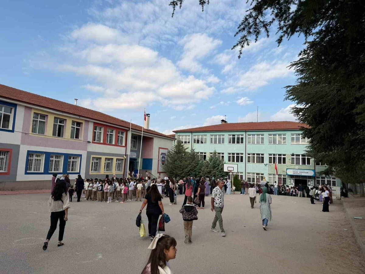 Sivrihisar\'da 2 bin 715 öğrenci ve 199 öğretmen yeni döneme ders başı yaptı