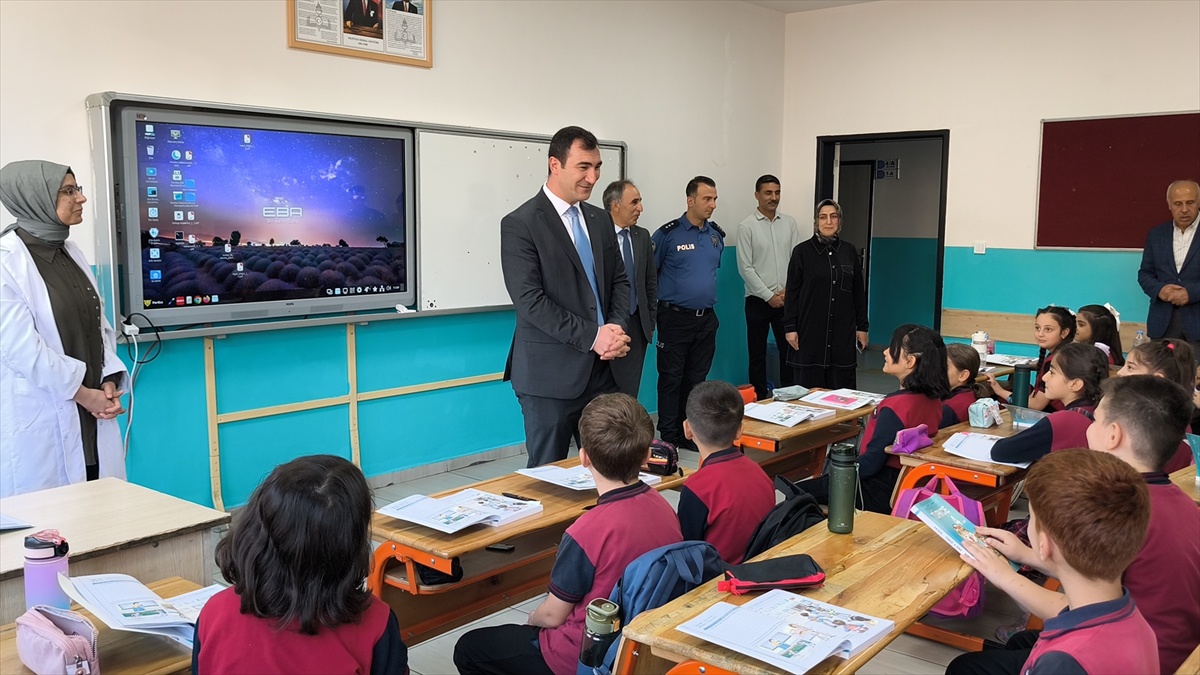 Bingöl Solhan Kaymakamı Ayaz, Atatürk İlkokulu'nda dersbaşı yapan öğrencilerle buluştu