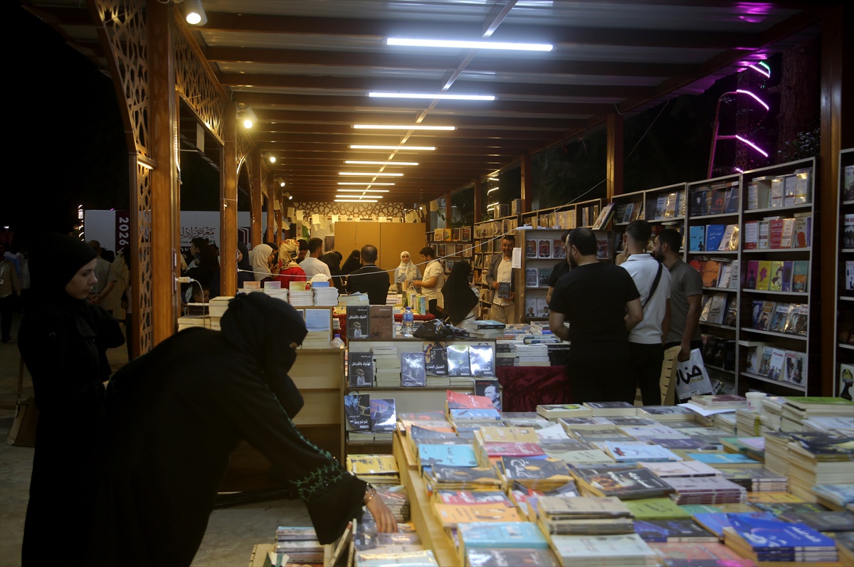 İdlib\'de rejimin devrilmesinden sonra ilk kitap fuarı açıldı, 100 bin kitap sergileniyor