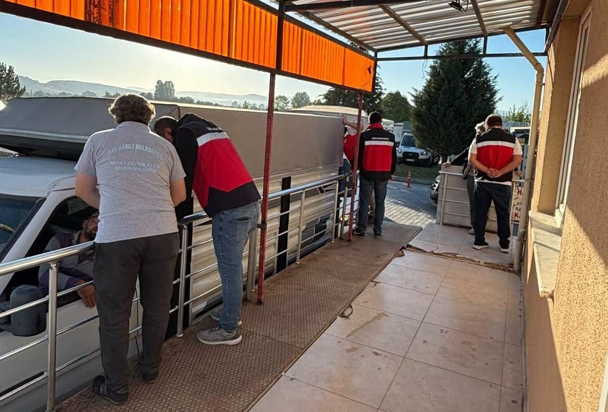Tavşanlı'da hayvan pazarında denetim, belgeler tek tek incelendi