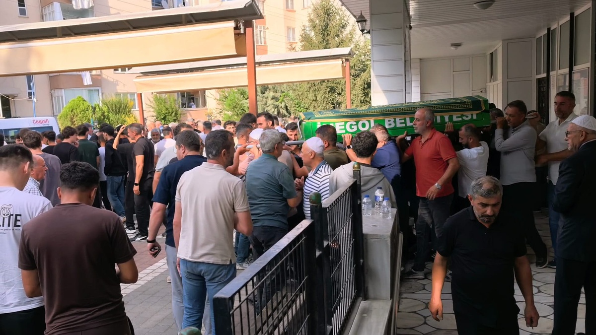 Yenişehir\'de TIR ile çarpışan motosiklette ölen 2 genç İnegöl\'de toprağa verildi