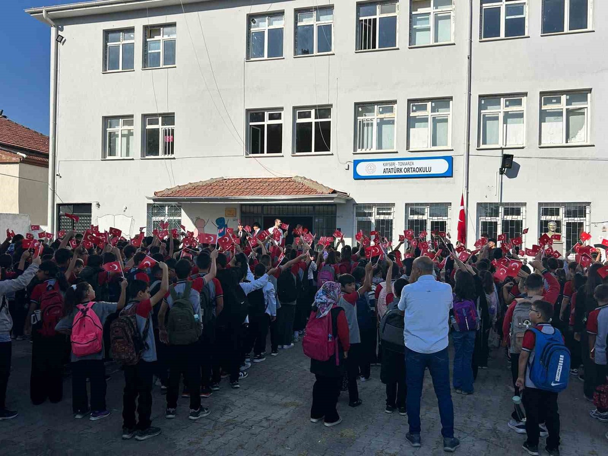 Kayseri Tomarza'da 2026-2027 eğitim öğretim yılı ilk ders ziliyle başladı