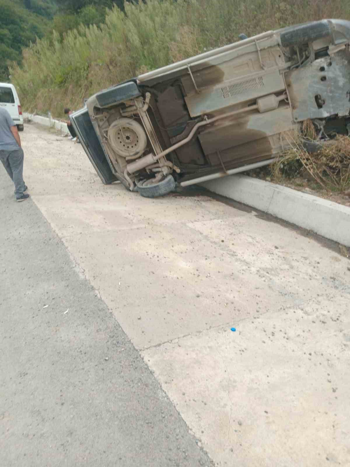 Trabzon Arsin'de takla atan araçta aynı aileden 5 kişi yaralandı