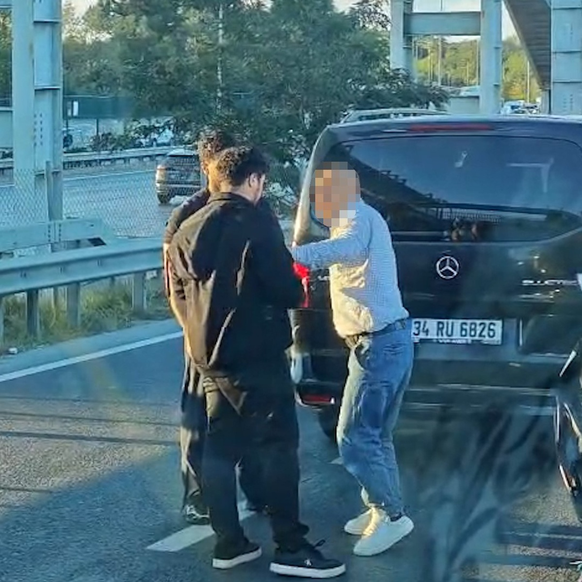 Kağıthane'de trafik kazası sonrası ortalık karıştı