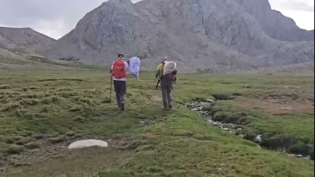 Tunceli Ovacık\'ta doğaseverler 8 saat sırtlarında çöp taşıdı