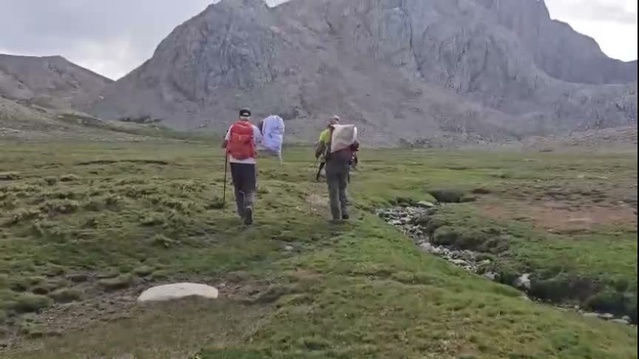 Tunceli Ovacık'ta doğaseverler 8 saat sırtlarında çöp taşıdı