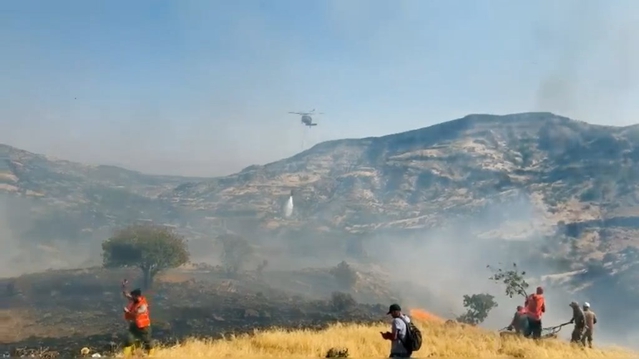 Tunceli Nazımiye'de örtü yangını sürüyor, ekipler havadan ve karadan müdahale ediyor