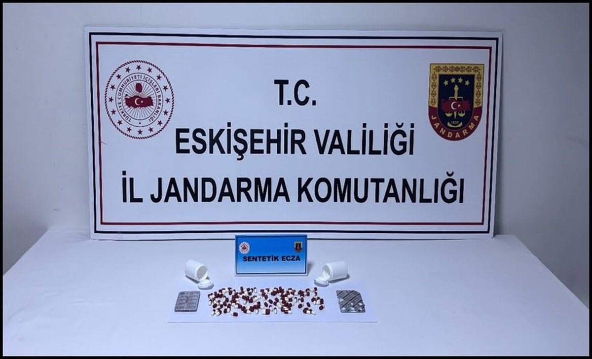Eskişehir Sivrihisar\'da otobüste 128 sentetik ecza hapı taşıyan şahıs tutuklandı