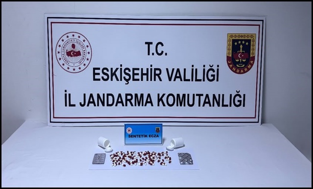 Eskişehir Sivrihisar'da otobüste 128 sentetik ecza hapı taşıyan şahıs tutuklandı