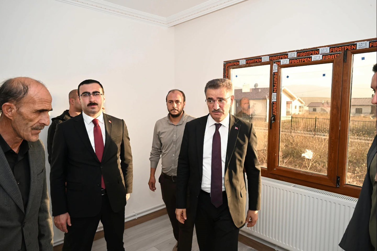 Erzurum Valisi Baruş, Çat\'ta teslime hazır deprem konutlarını inceledi