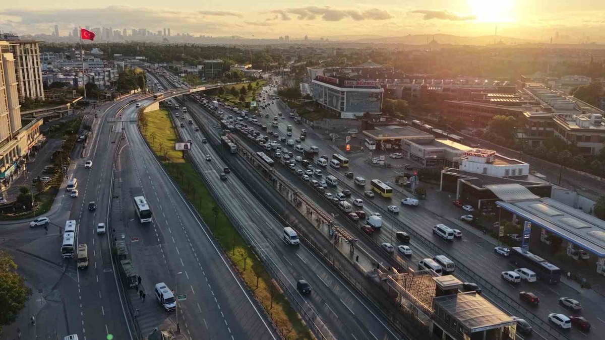 İstanbul\'da okulların ilk günü trafik yoğunluğu yüzde 51 olarak ölçüldü