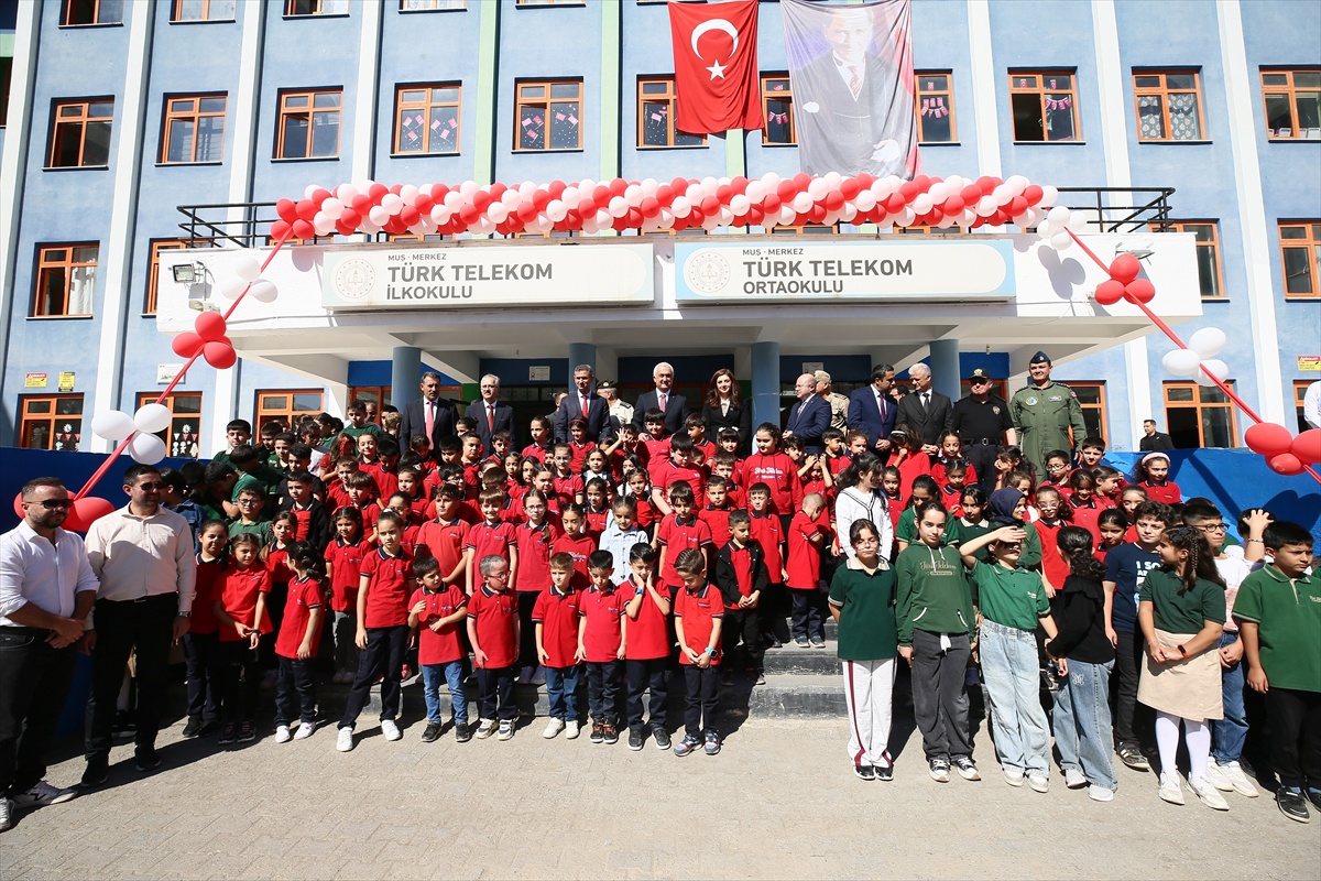 Van, Hakkari, Bitlis ve Muş\'ta yeni eğitim yılı ilk ders ziliyle başladı