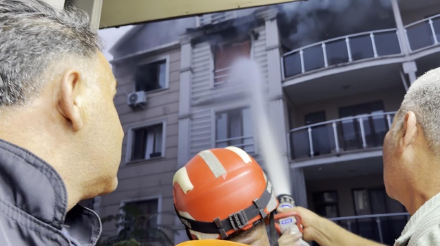 Iğdır'da apartmanın 4'üncü katında yangın çıktı