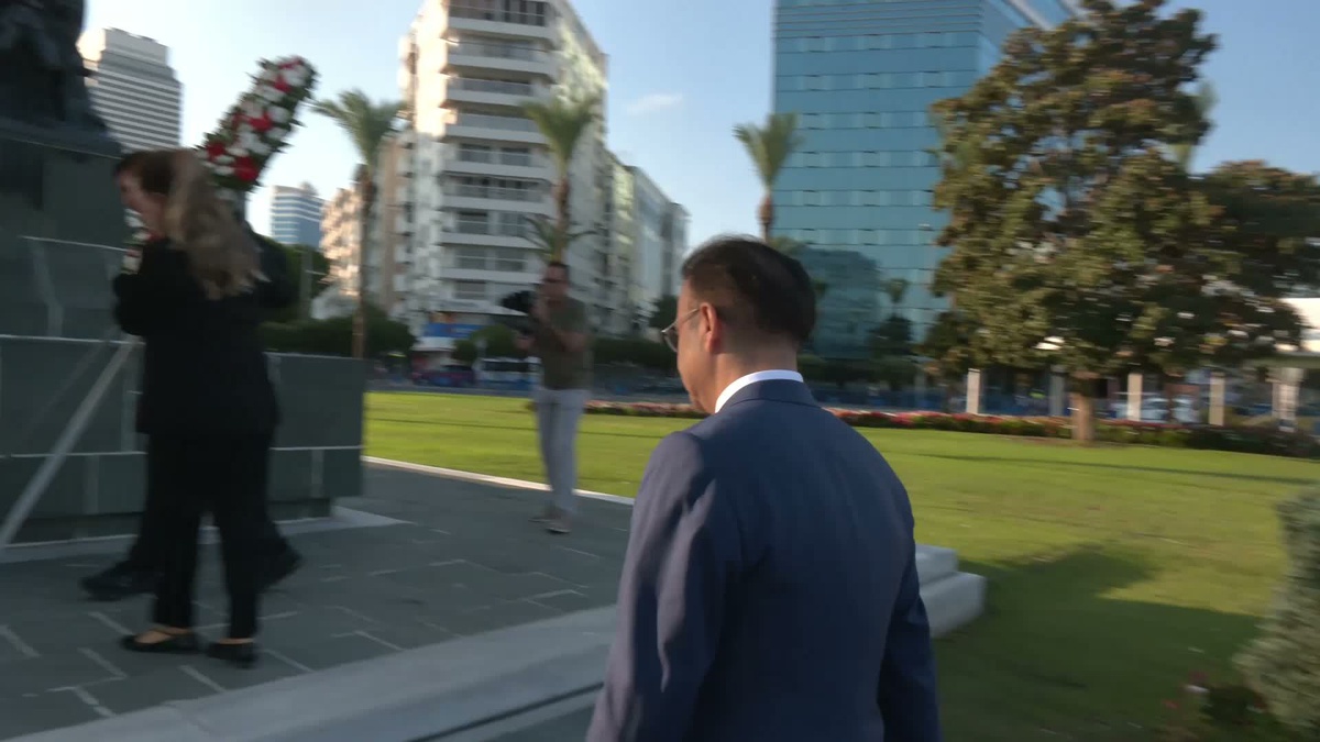İzmir\'de 2026-2027 eğitim yılı çelenk töreniyle başladı, 850 bin öğrenci ders başı yaptı