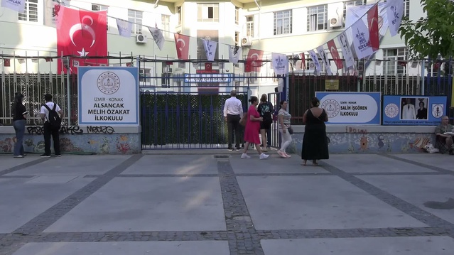 İzmir Konak'ta yeni eğitim yılı başladı, veliler güvenlik önlemi istedi