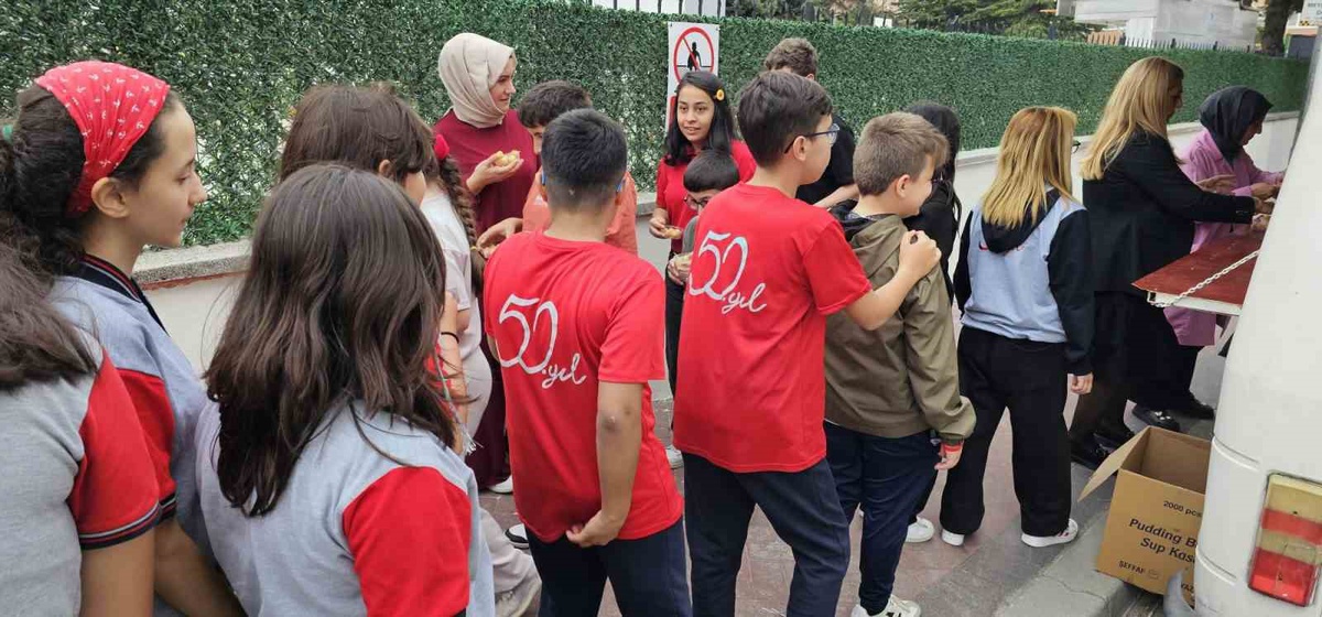 Bolu\'da 50. Yıl İzzet Baysal Ortaokulu\'nda öğrenci ve velilere lokma ikram edildi