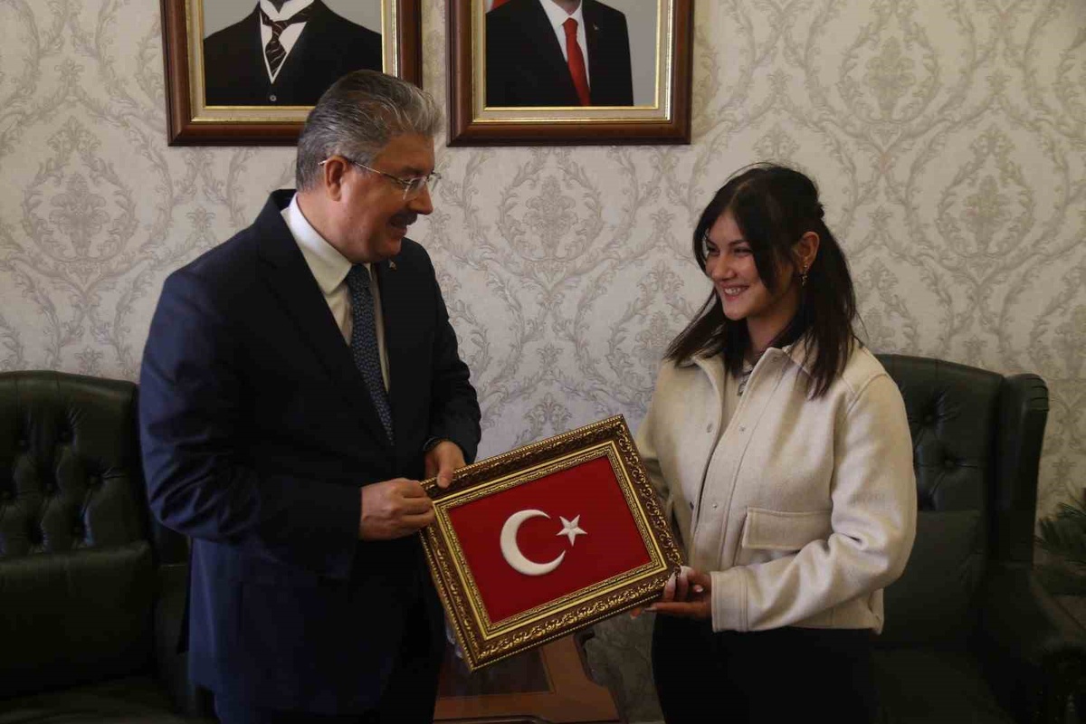 Yerde bulduğu Türk bayrağını kaldıran kadın kuryeye Vali Yılmaz\'dan teşekkür