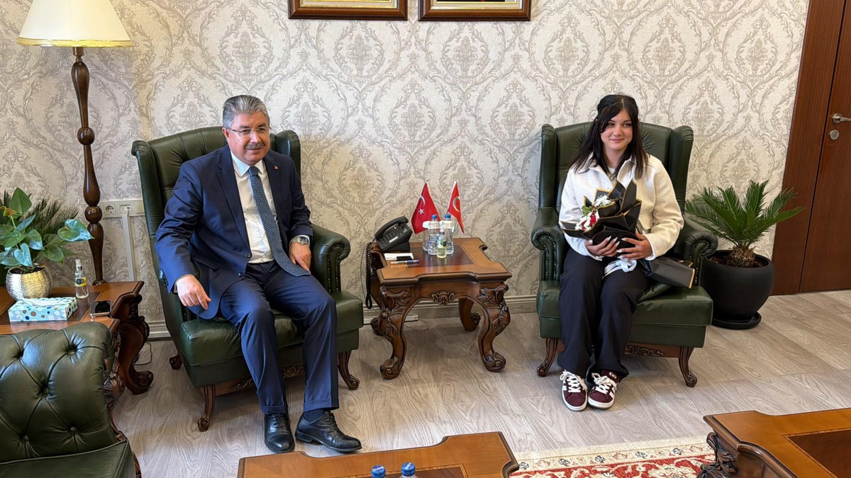 Eskişehir\'de motokuryenin bayrak hassasiyeti valiyi duygulandırdı