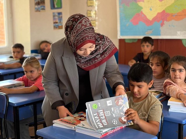 Yeşilyurt Kaymakamı Altın, eğitim yılının ilk gününde öğrencilerle buluştu