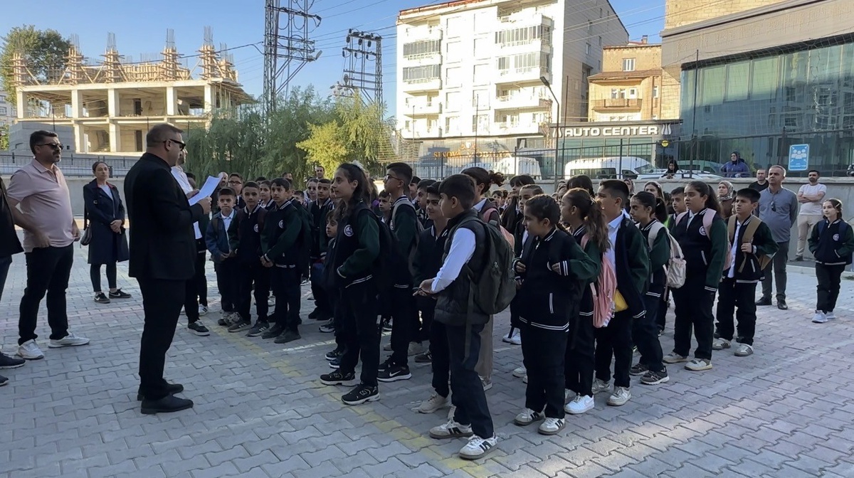 Yüksekova\'da yeni eğitim yılı başladı, 30 bin öğrenci ders başı yaptı