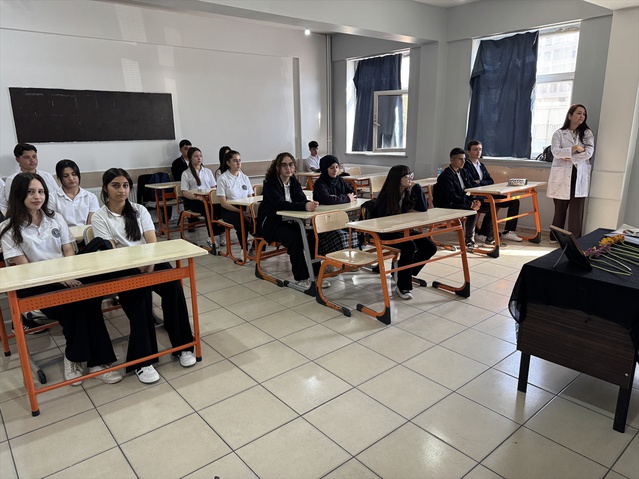 Yüksekova'da hayatını kaybeden fizik öğretmeni Anuk, sınıfında anıldı
