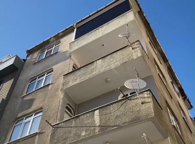 Zeytinburnu'nda 4'üncü kattan otomobilin üzerine düşen 20 yaşındaki kişi yaralandı