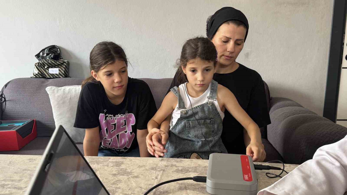 Adana\'da 4 yıl duyamayan 11 yaşındaki Ayşegül, biyonik kulağına kavuştu