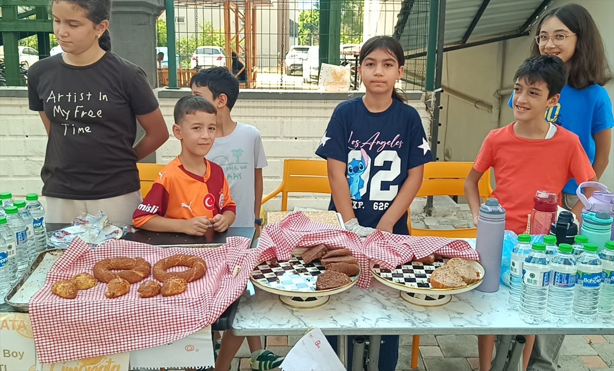 Kozan\'da çocuklar yangında zarar görenler için topladıkları parayı kaymakama verdi