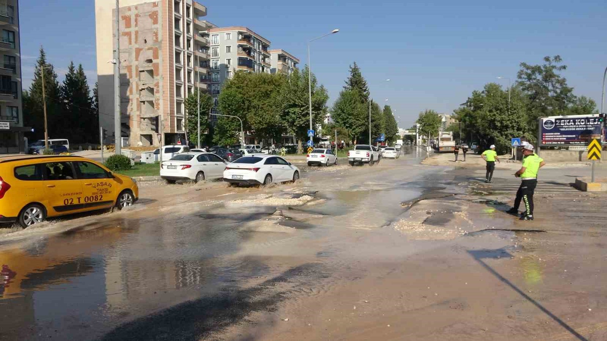 Adıyaman\'da ana su hattı patladı, Atatürk Bulvarı\'nda yol ulaşıma kapandı