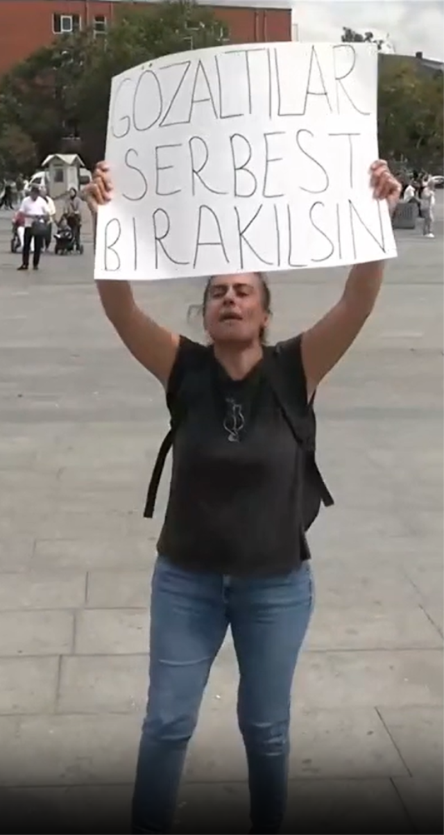 Adliye önünde toplanan LGBTİ'lere polis müdahalesi! O anlar kamerada